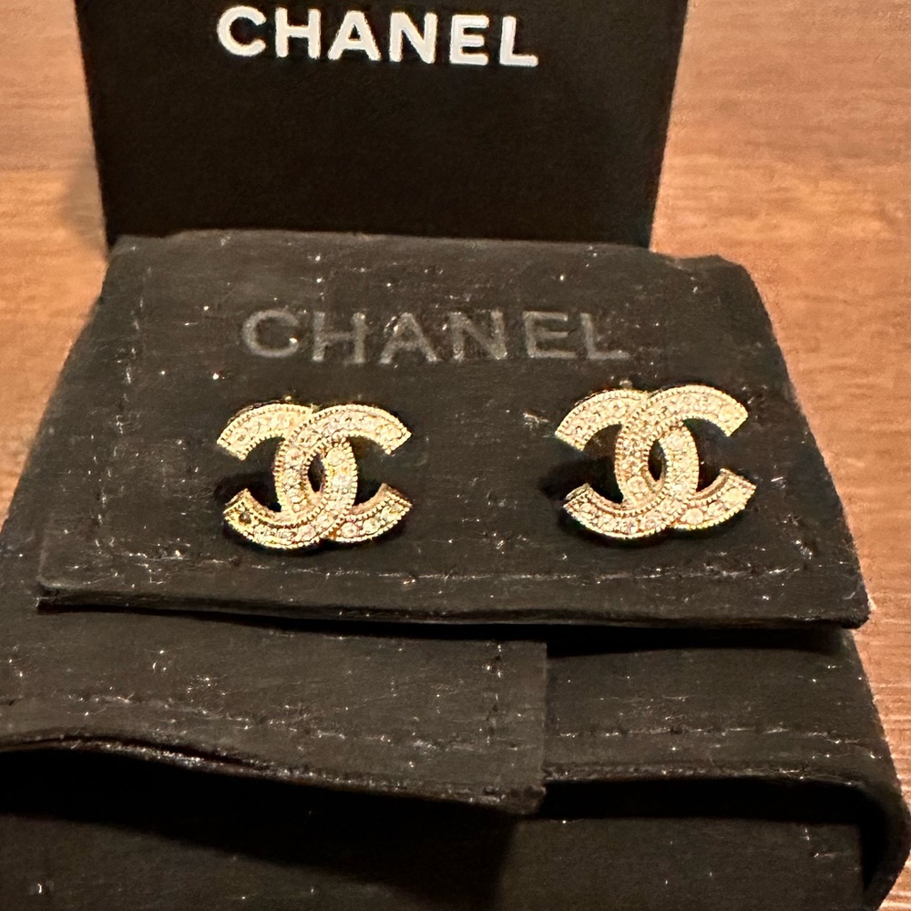 Chanel earrings missing one rock. Missing back side.